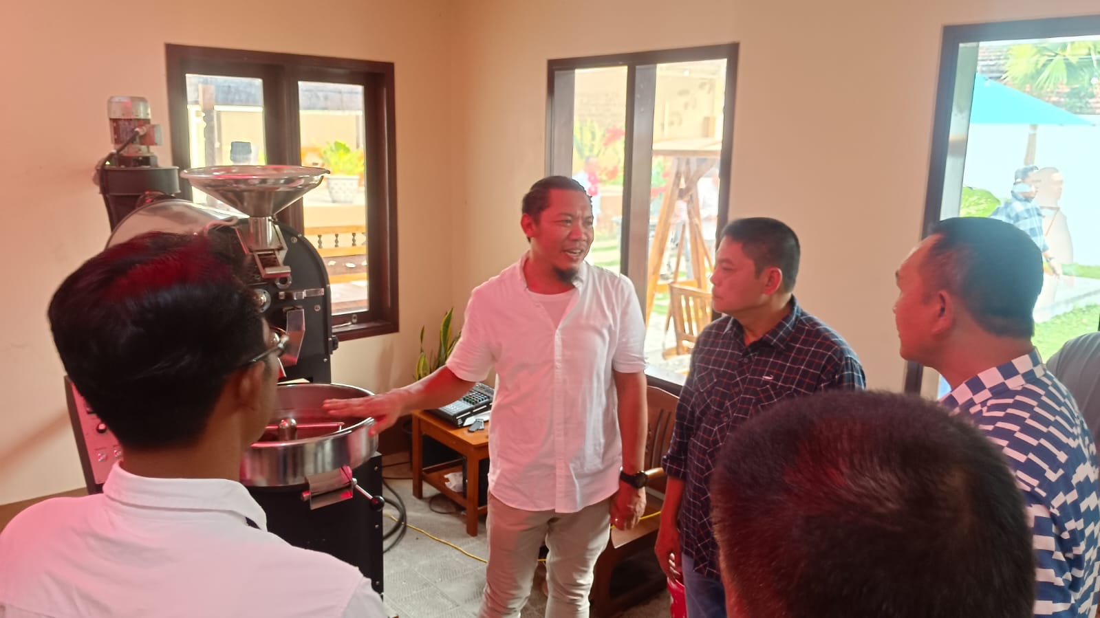 INOVASI BARU: Mulyadi, pengusaha kopi di Bondowoso (putih) bersama Administratur Perhutani KPH Bondowoso, Misbakhul Munir melihat mesin yang ada di laboratorium kopi Bondowoso. (ILHAM/RJ)