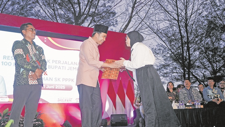 STATUS BARU: Bupati Jember Muhammad Fawait saat secara simbolis menyerahkan 1.847 SK PPPK Jember, di Pantai Watu Ulo, Minggu (1/6/2025). (MAULANA/RADAR JEMBER)