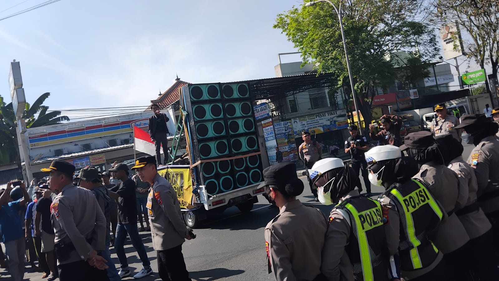 LURUK: Sejumlah personil polisi disiagakan untuk menghadapi ratusan warga Kecamatan Randuagung yang meluruk kantor DPRD Lumajang, tadi pagi