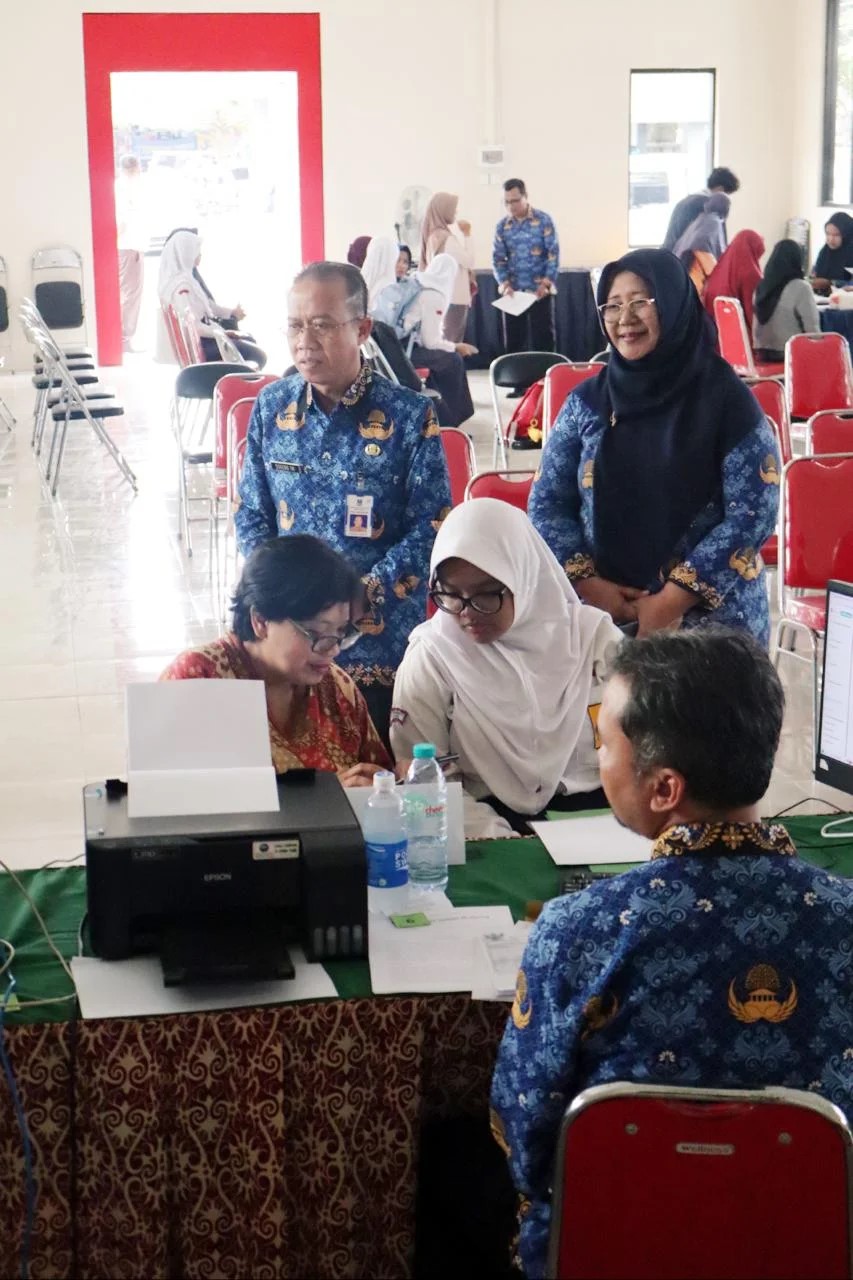 PANTAU: Peninjauan proses pengambilan PIN di SMAN 2 Jember, Kacabdin Wilayah Jember Sugeng Trianto ditemani Kepala SMAN 2 Jember, kemarin (2/6/2025). (CABDIN WILAYAH JEMBER)