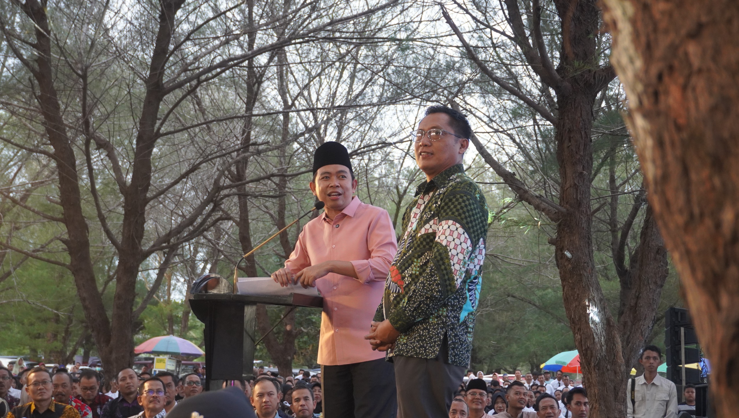 Bupati Jember Gus Fawait, ditemani Ketua DPRD Jember Ahmad Halim, saat berorasi di hadapan para pegawai yang baru saja menerima SK PPPK, di Pantai Watu Ulo, Ambulu, Jember (1/6). (Maulana/JPRJ)