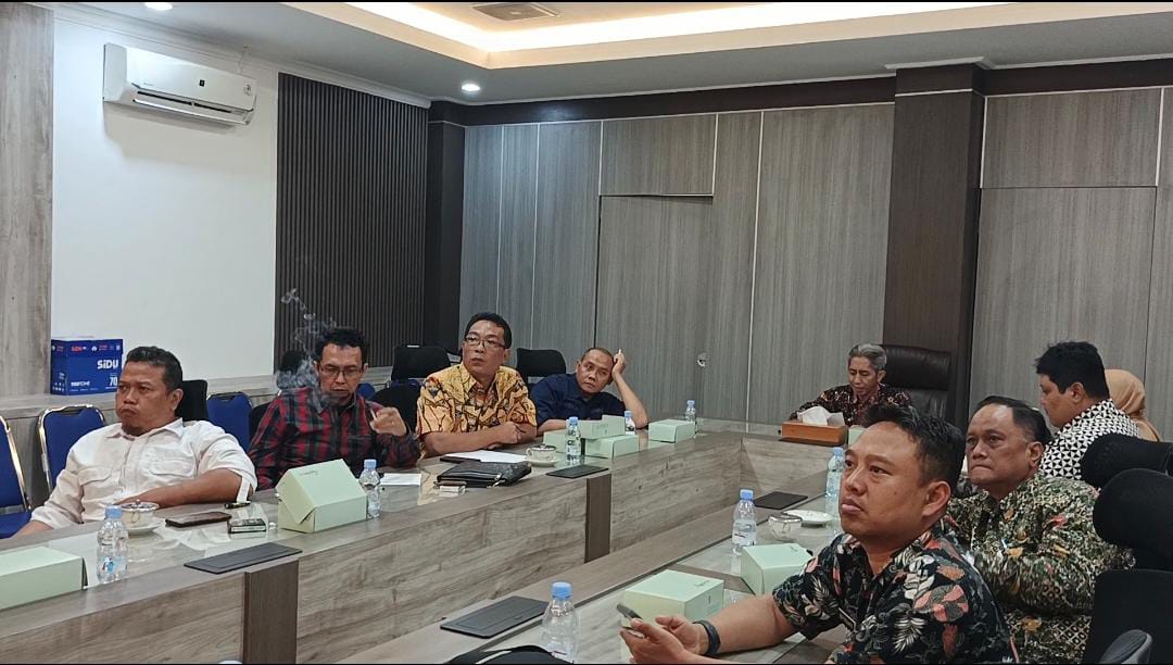 (Kanan) Eko Ferdianto, audiensi dengan Dinas PU Bina Marga Provinsi, di Surabaya, Januari 2025, terkait jalan rusak Rambipuji - Puger, saat masih menjabat Plt. kepala DPUBMSDA Jember. (Maulana/JPRJ)