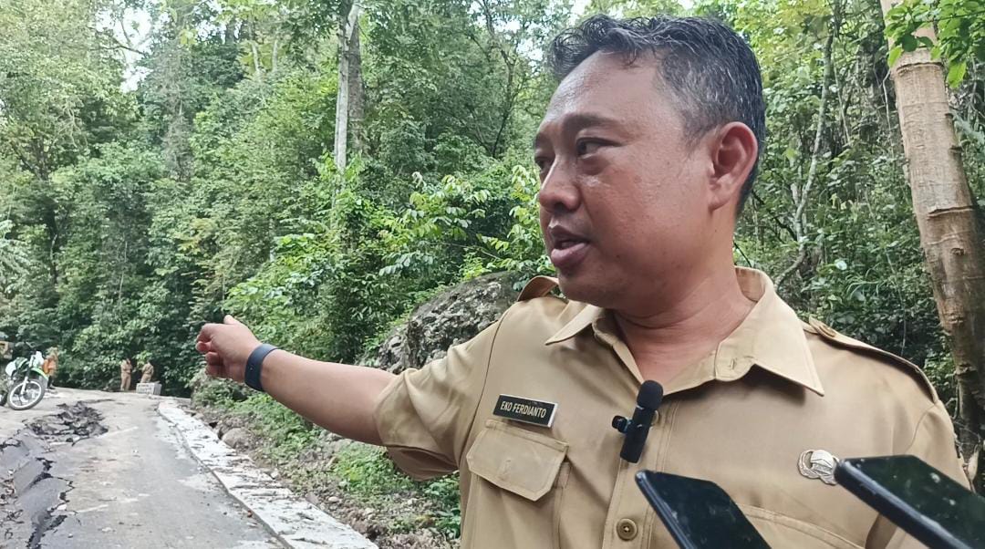 Eko Ferdianto, saat masih menjabat Plt. Dinas PU Bina Marga dan SDA Jember. Saat itu ia meninjau kerusakan jalan di Bandealit, tempurejo, Jember, pada Desember 2024 lalu. (Maulana/JPRJ)