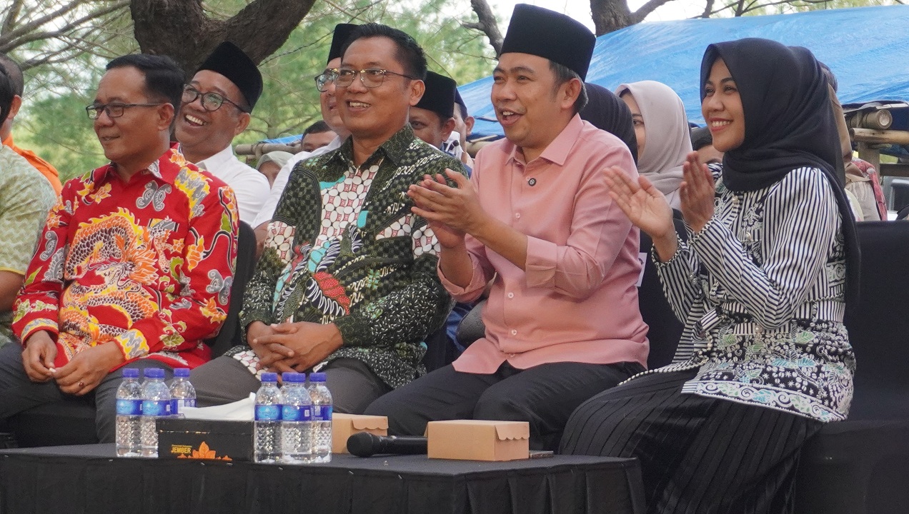 PERKUAT BRANDING: Bupati Jember Gus Fawait saat kali pertama menjalankan giat pemerintahan di tempat wisata Pantai Watu Ulo Ambulu, (1/6/2025). (MAULANA/RADAR JEMBER)