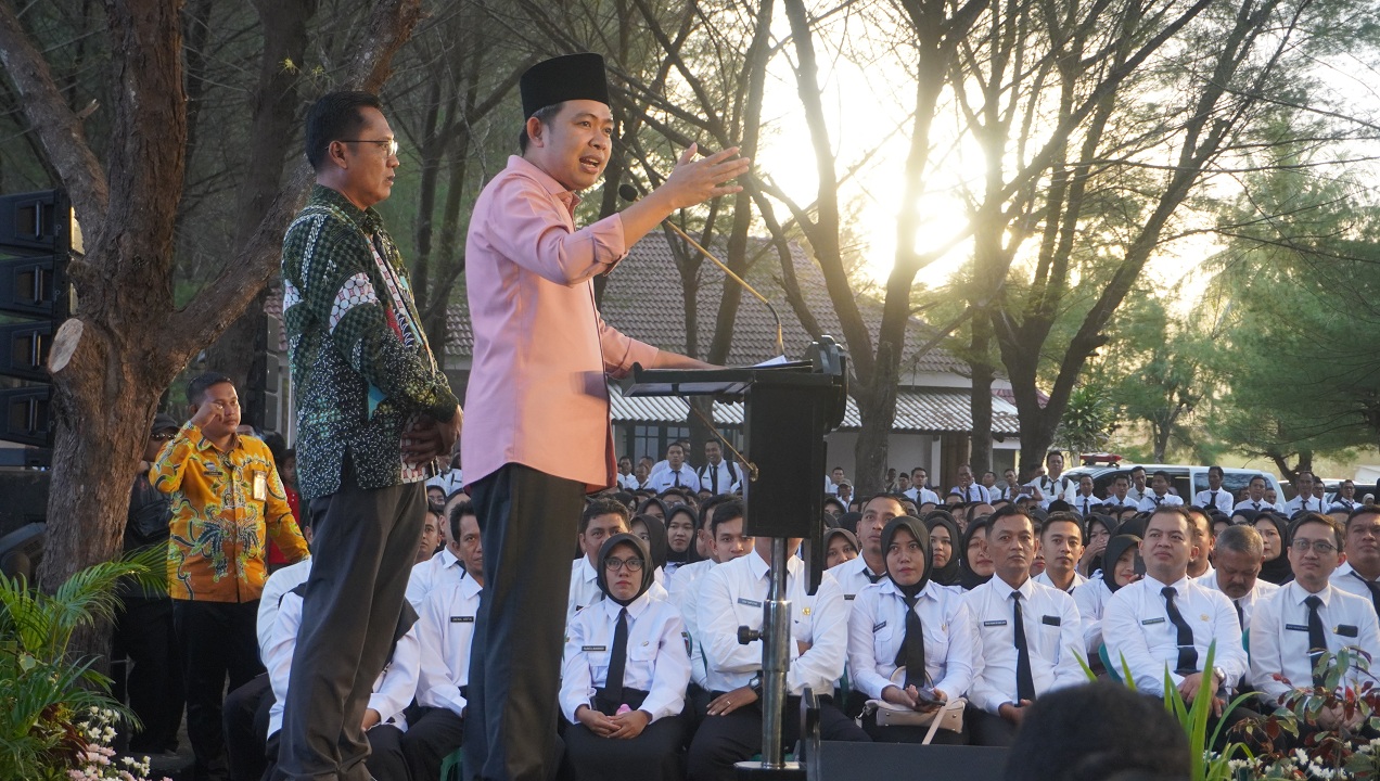 Bupati Jember Gus Fawait saat resepsi puncak 100 hari kinerjanya, di Pantai Watu Ulo, Jember, Minggu (1/6/2025). (MAULANA/RADAR JEMBER)