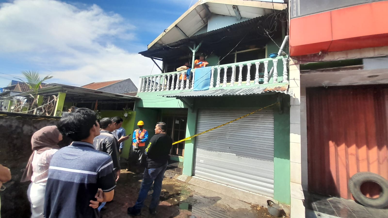 DATANGI LOKASI: Anggota Polsek Sumbersari saat me datangi lokadi rumah kost di Jalan Mastrip 6A, Lingkungan Krajan Timur, Kelurahan Sumbersari, Kecamatan Sumbersari, Jember pada Selasa (3/6/2025).