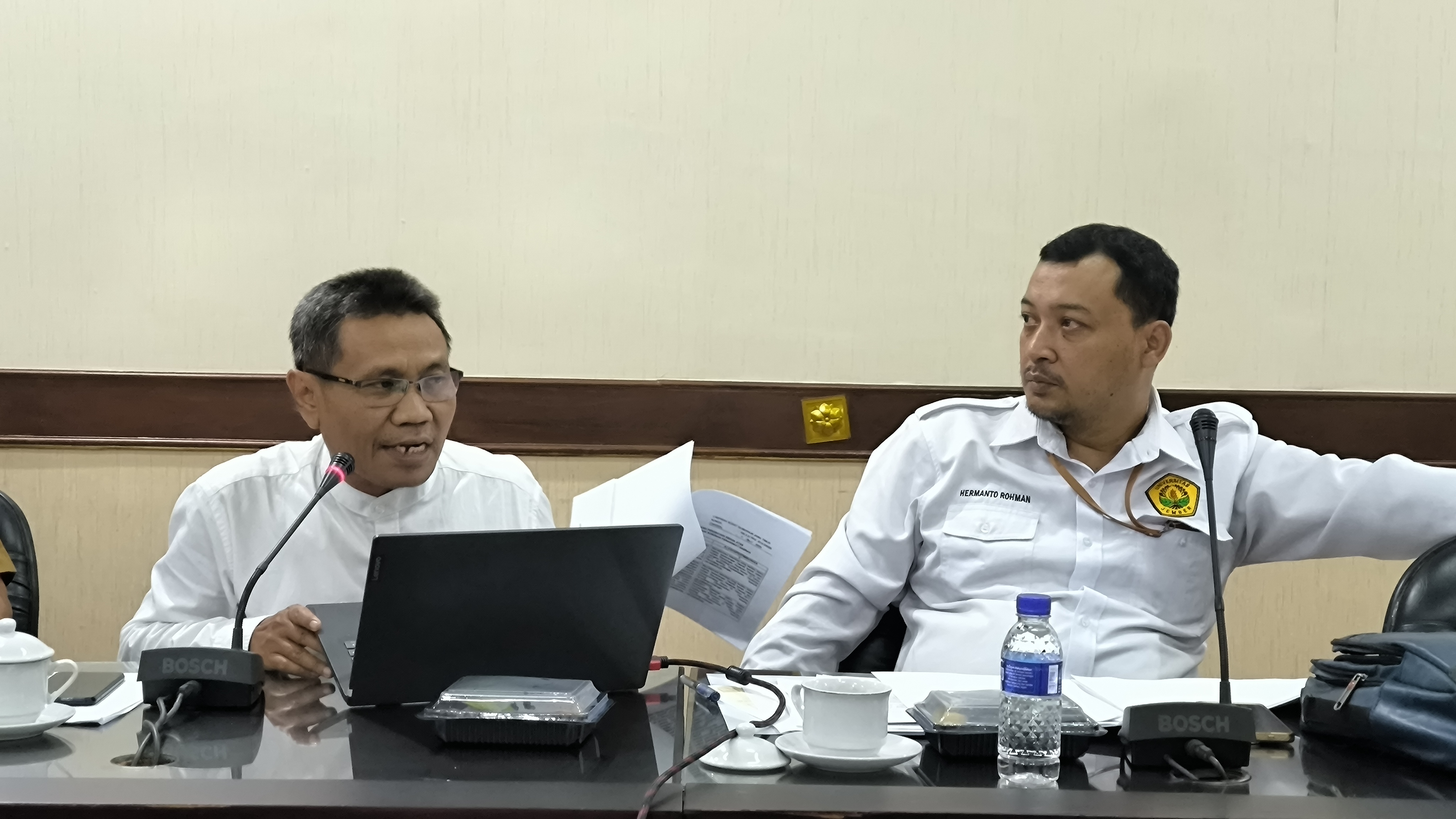 KRITISI: Tim Ahli DPRD Jember Simon Samanhudi memberikan usulan untuk raperda KSOTK Pemkab Jember dalam rapat dengar pendapat dengan Bapemperda dan perwakilan pemkab, Senin (2/6). (MEGA SILVIA/RJ)