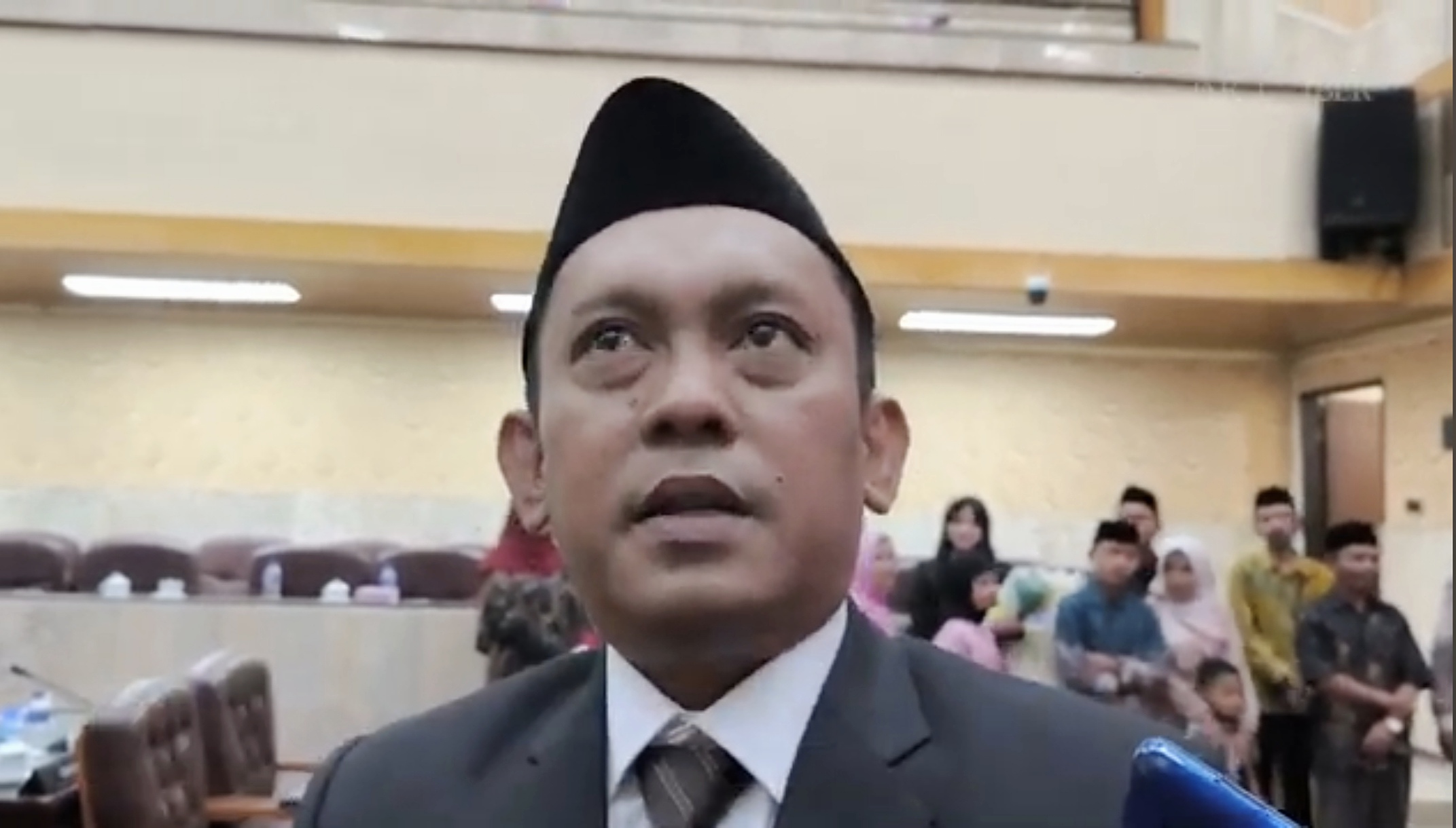 BERI KONFIRMASI: Anggota DPRD Jember Itqon Syauqi dalam sebuah paripurna bulan lalu. (MEGA SILVIA/RADAR JEMBER)