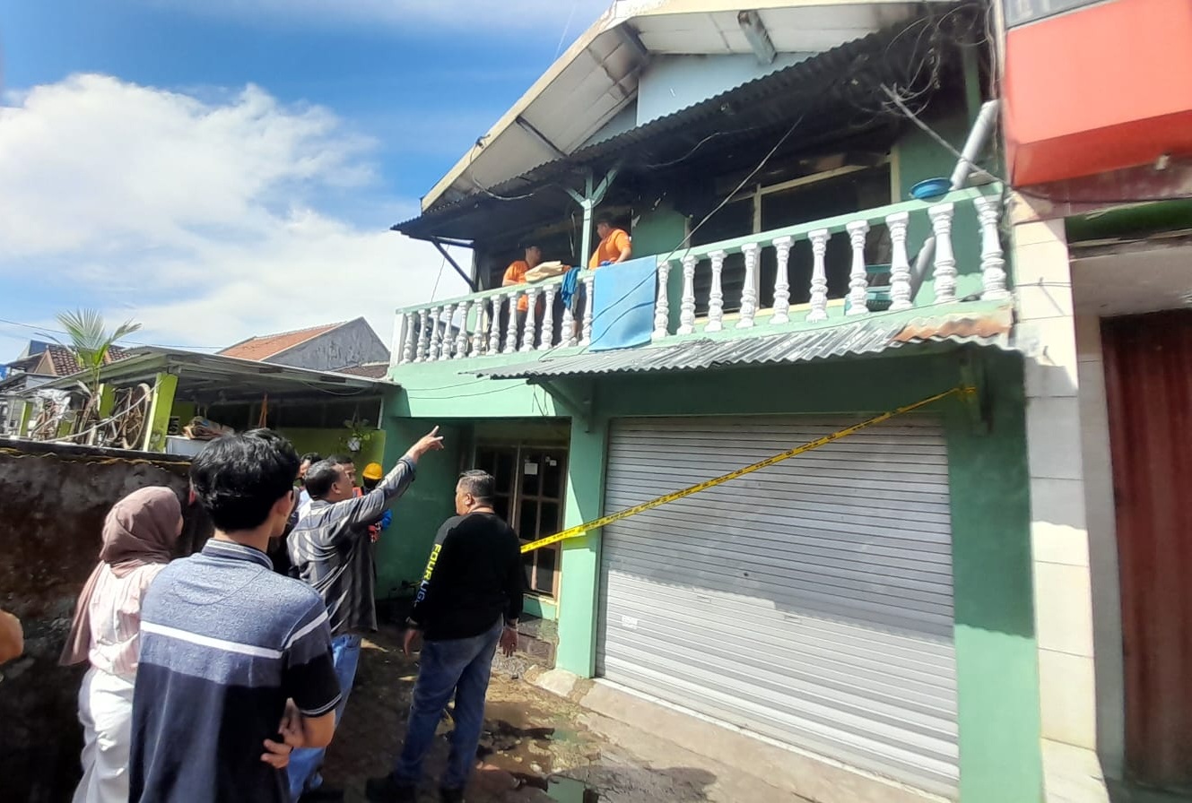 Anggota Polsek Sumbersari bersama tim Inafis Polres Jember mendatangi lokasi kebakaran rumah kos di Jalan Mastrip, Lingkungan Krajan Timur, Kelurahan/Kecamatan Sumbersari. (POLSEK SUMBERSARI/RJ)