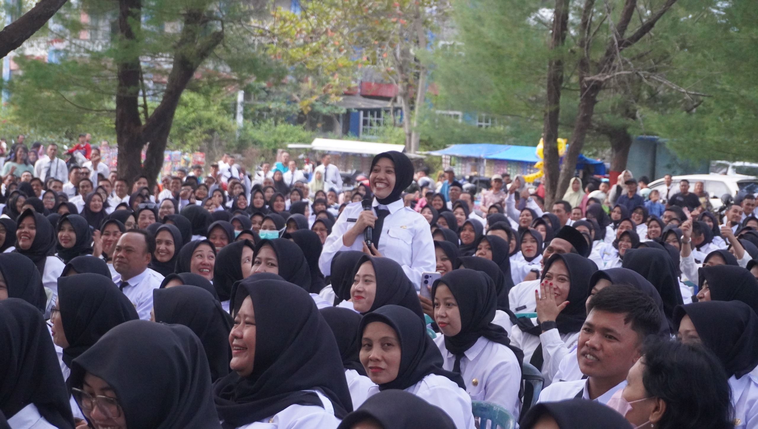 Sejumlah PPPK yang baru saja menerima SK dan mengajukan pertanyaan kepada bupati Jember Gus Fawait, di Pantai Watu Ulo, (1/6/2025). (Maulana/JPRJ)