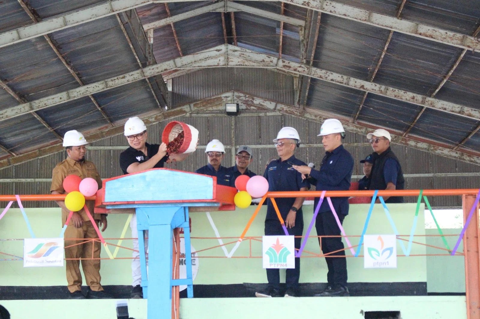 BUKA PELUANG: Wakil Menteri BUMN Kartika Wirjoatmodjo bersama Wakil Bupati Bondowoso menuangkan kopi yang akan diolah di Java Coffee Estate. (ILHAM/RJ)