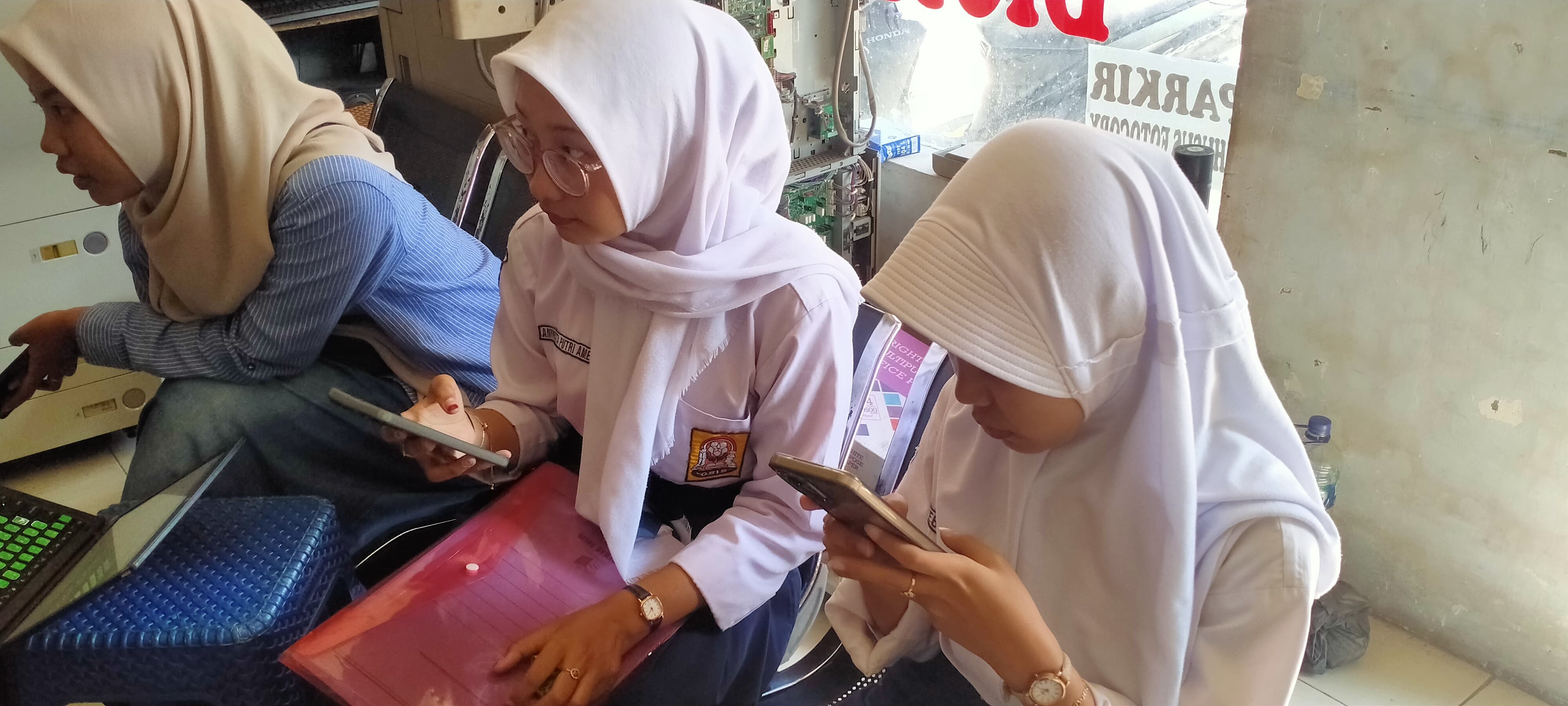 Calon siswi SMAN/SMKN di Jember melakukan proses pengambilan PIN secara daring. (M ADHI S/JPRJ)