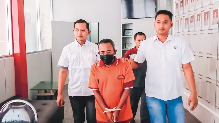 TERSANGKA: MS, ustad asal Pakusari, digelandang polisi karena diduga melakukan pemerkosaan dan pencabulan terhadap santrinya. (M ADHI SURYA/RADAR JEMBER)