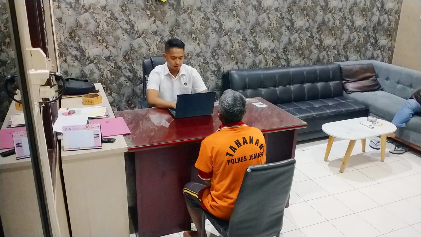 PENYELIDIKAN: Kanit PPA Polres Jember, Ipda Qori Novendra melakukan penyelidikan kepada tersangka MS, ustad asal Kecamatan Pakusari yang mencabuli muridnya. (M. Adhi Sutya/ Radar Jember)