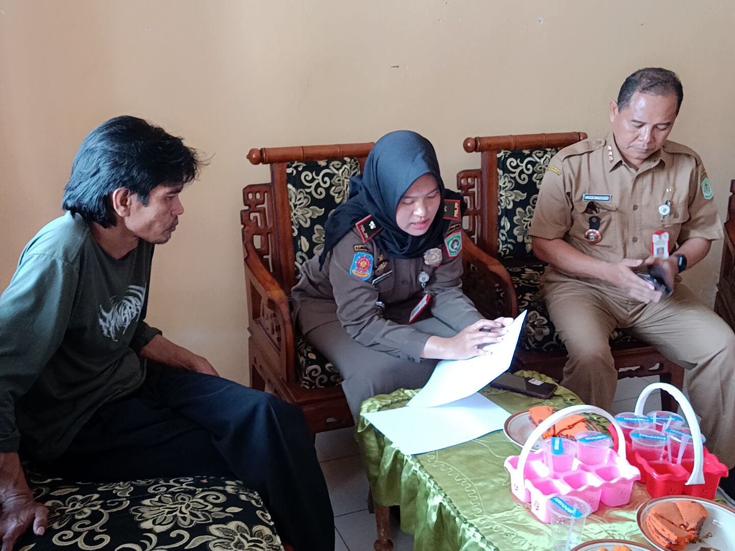 MEDIASI: Misrat, pedagang es krim keliling di Alun-alun Lumajang saat menjalani mediasi dengan Satpol PP Lumajang, Selasa (03/06).