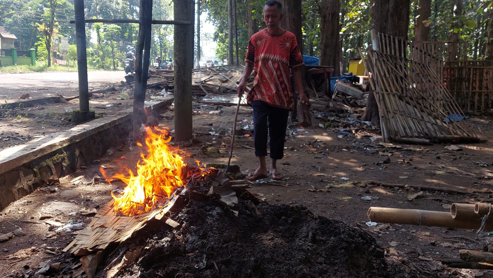 MULAI BERSIH: Pemilik warung yang ada diJalan Airlangga, yang menempati lahan milik Perhutani dibongkar oleh pemiliknya karena batas waktu ditentukan sudah berakhir. (JUMAI/RJ)