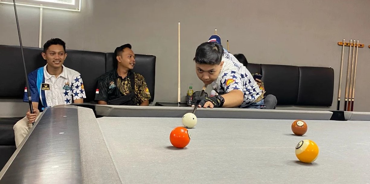 OPTIMIS: Atlet billiard Lumajang terus mematangkan  kemampuannya jelang Porprov di Malang.