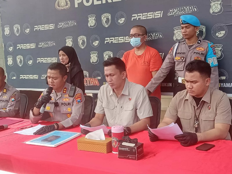 Tersangka Admin Grup Cinta Sedarah, IDG, saat diamankan di Mapolres Gresik. (Yudhi/Radar Gresik)
