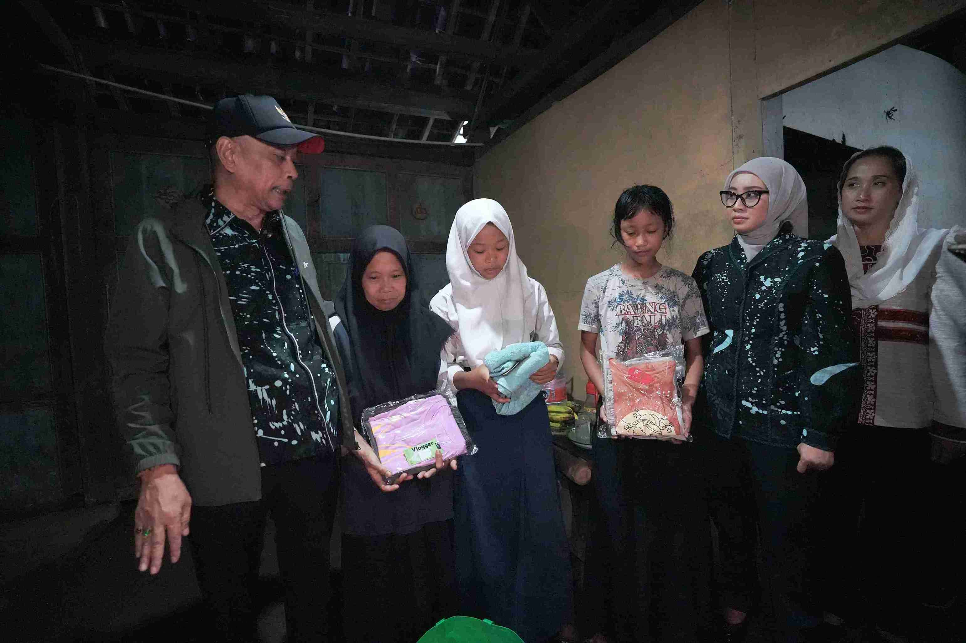 Ely Nur Laela, 15, calon siswi Sekolah Rakyat ketika dikunjungi Wamensos RI di Rumahnya, Magelang, Jateng. (Kemensos RI)