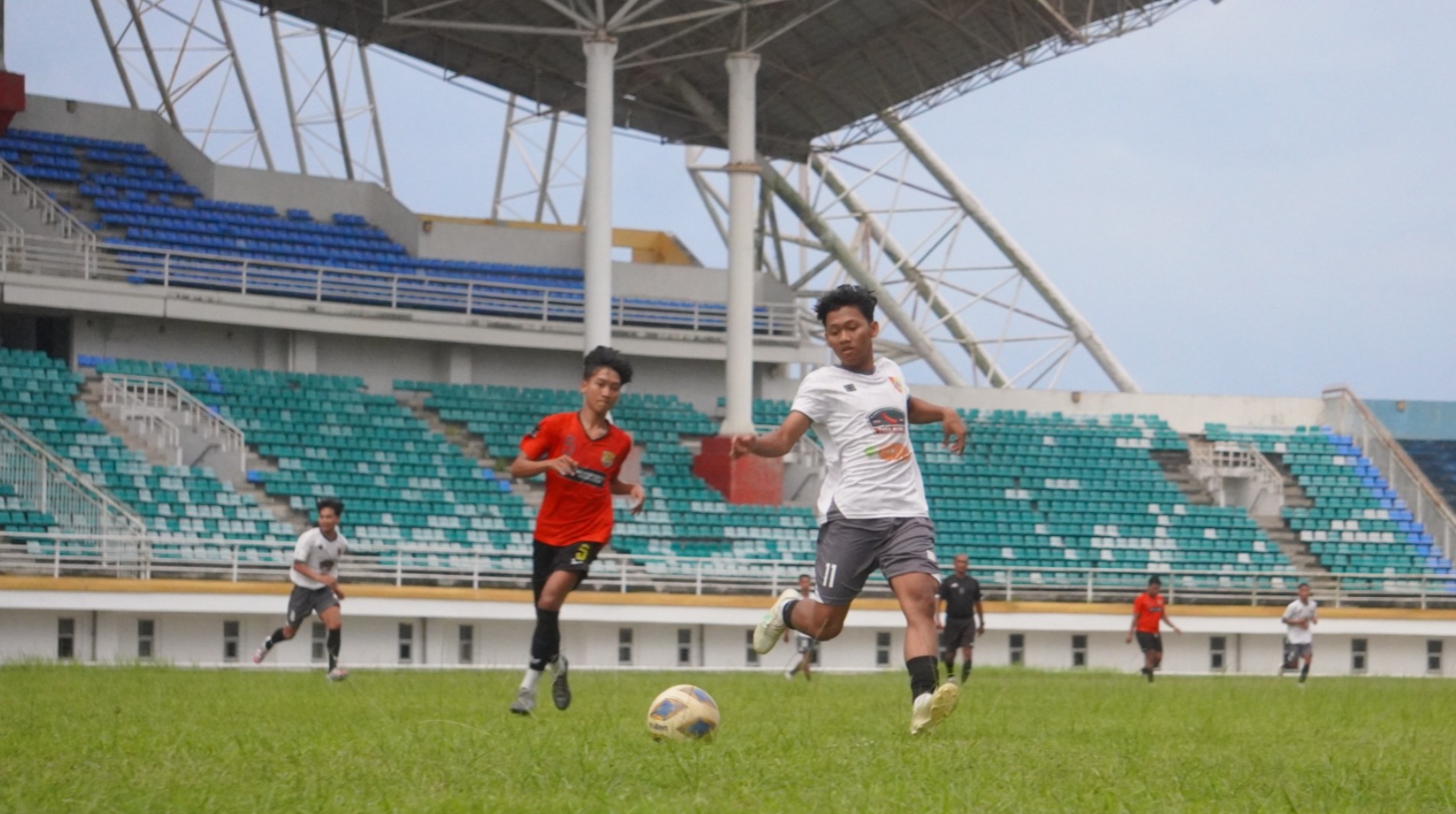 UJI COBA: Tim sepakbola Porprov Jember Jalani laga uji coba dengan Klub Macan Putih di Stadion JSG, kemarin (4/6). (YULIO/RJ)