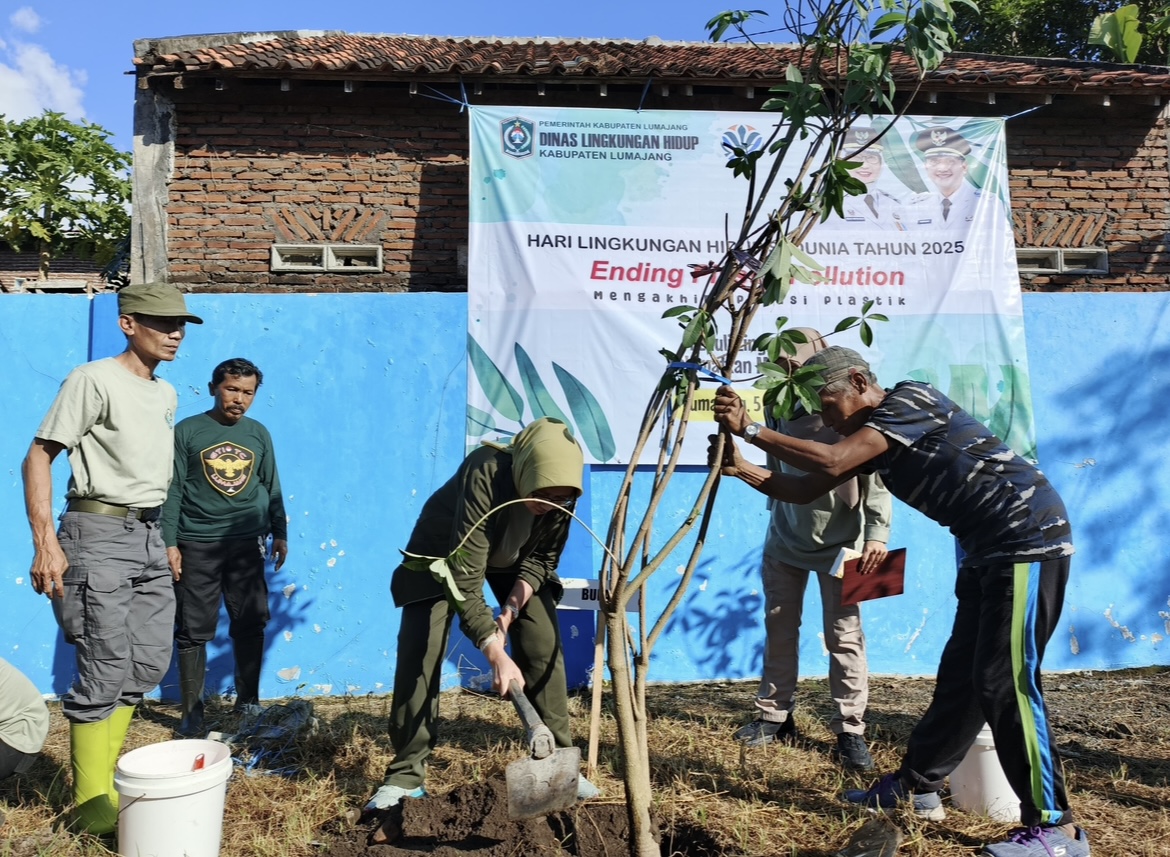 DITANAM: Pemkab Lumajang saat memperingati Hari Lingkungan Hidup (HLH) 2025 dengan cara melakukan penanaman pohon di kawasan tengah kota. (ADE APRYANIS/RAME)