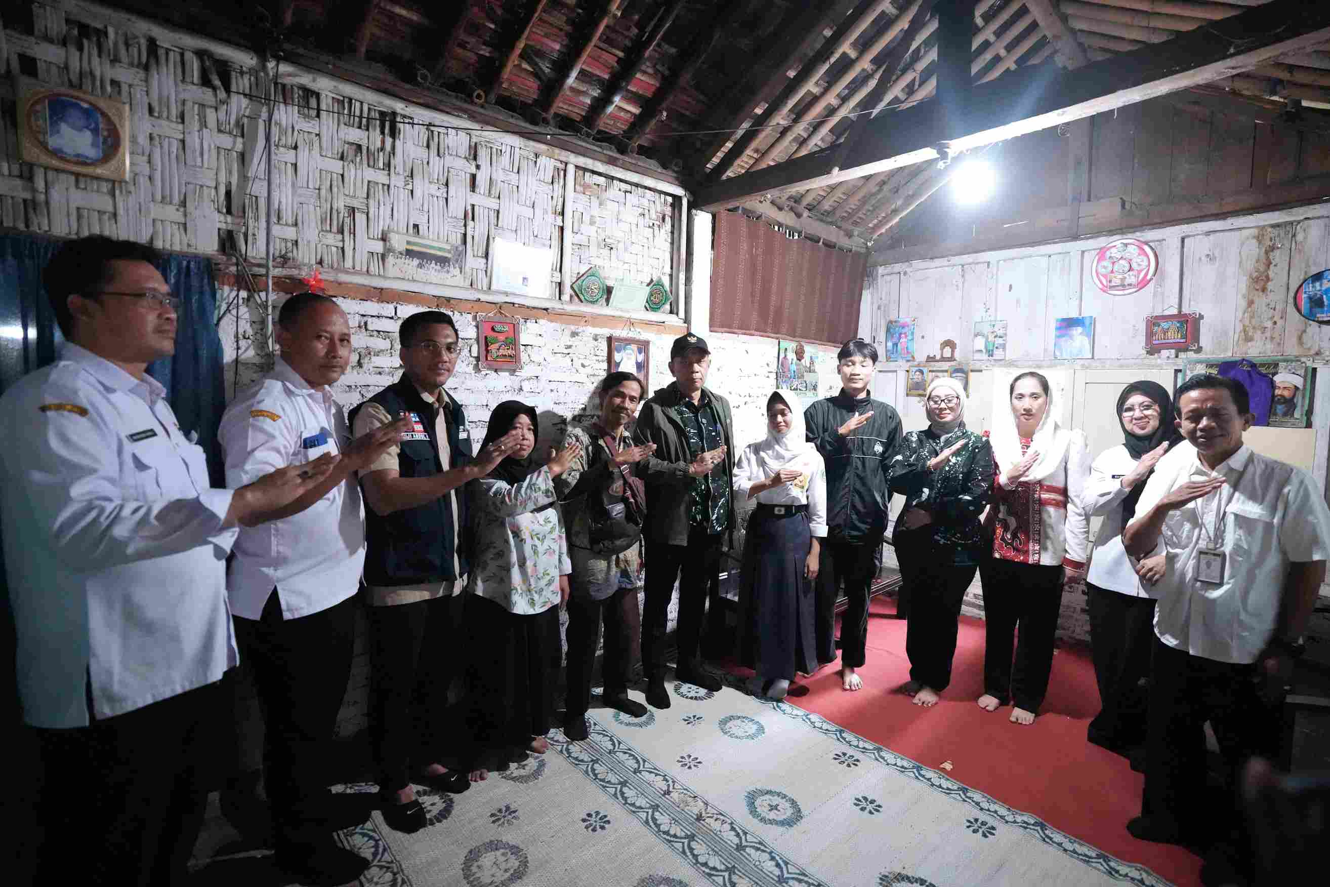 Anisa, calon siswa Sekolah Rakyat di Magelang, dikunjungi Wakil Mensos RI Agus Jabo Priyono di rumahnya, Dusun Samberan, Desa Ringinanom, Kecamatan Tempuran, Magelang, Rabu (4/6/2025). (Kemensos RI)