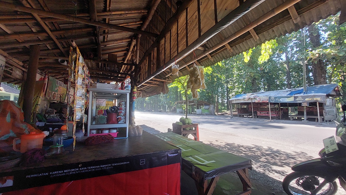 BELUM DIBONGKAR: Ada pemilik warung yang belum membongkar warungnya walau sudah akhir batas waktu yang diberikan hingga, Selasa (3/6) lalu. (JUMAI/RADAR JEMBER)