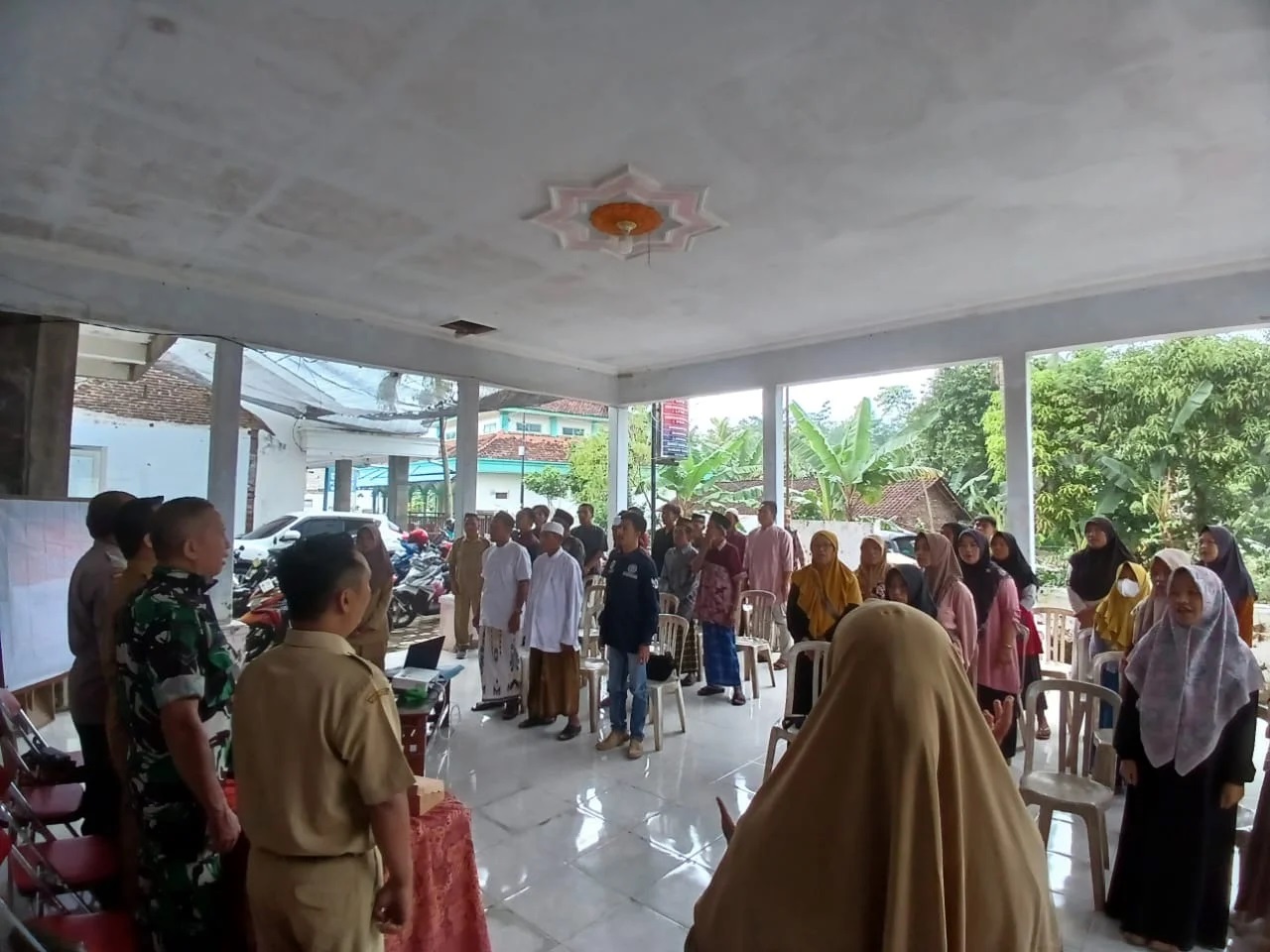 DIKEBUT: Sejumlah warga mengikuti musyawarah desa pembentukan koperasi merah putih. Saat ini semua desa sudah terbentuk.&nbsp;