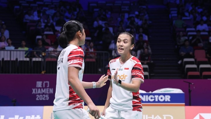 TERHENTI: Febriana Dwipuji Kusuma (kanan) pebulutangkis asal Jember bersama rekan duetnya di ganda putri, Amalia Cahaya, harus terhenti langkahnya di perempat final Indonesia Open 2025.