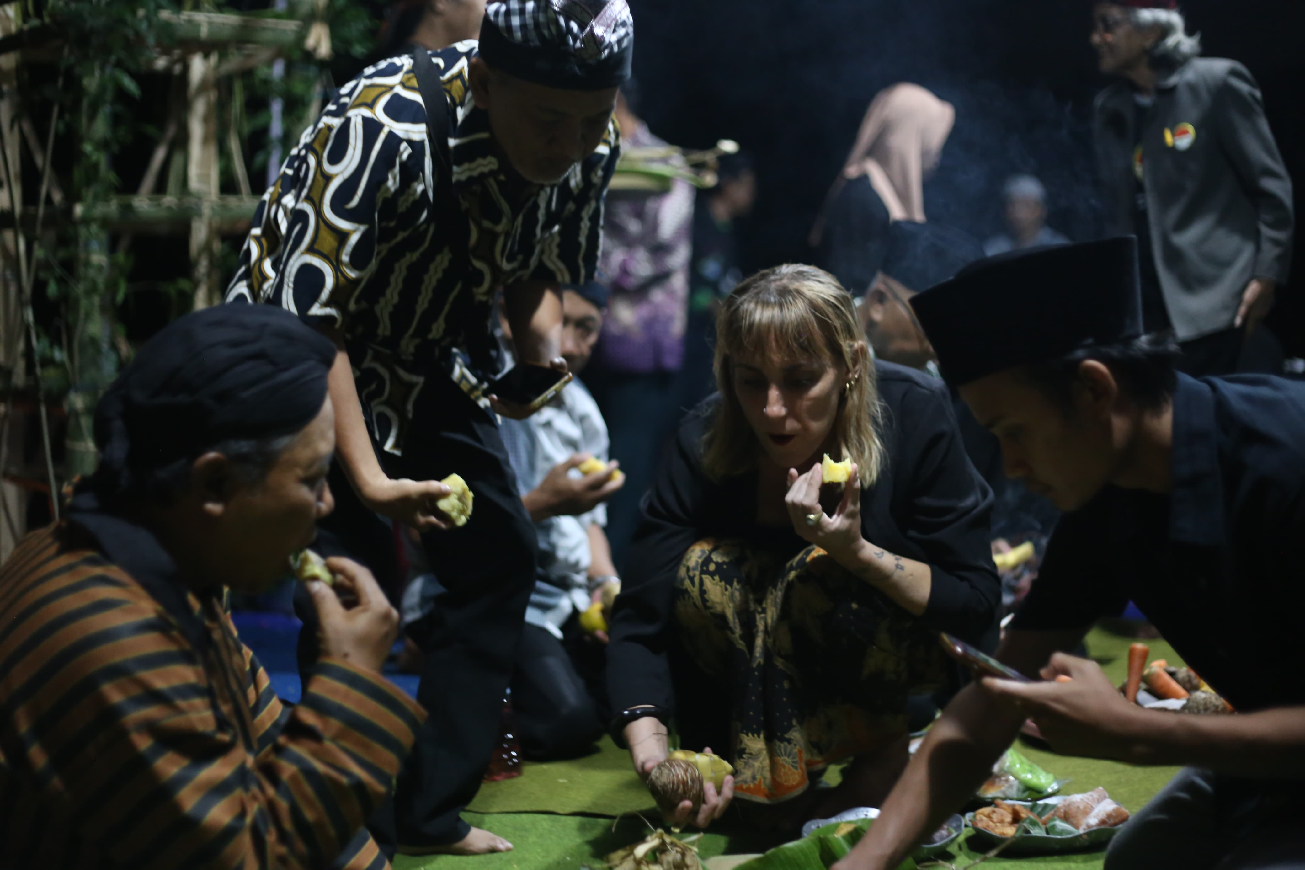 Turis asal Amerika mengikuti tradisi Ruwat Kebangsaan di Kecamatan Pakusari. (M ADHI S/JPRJ)