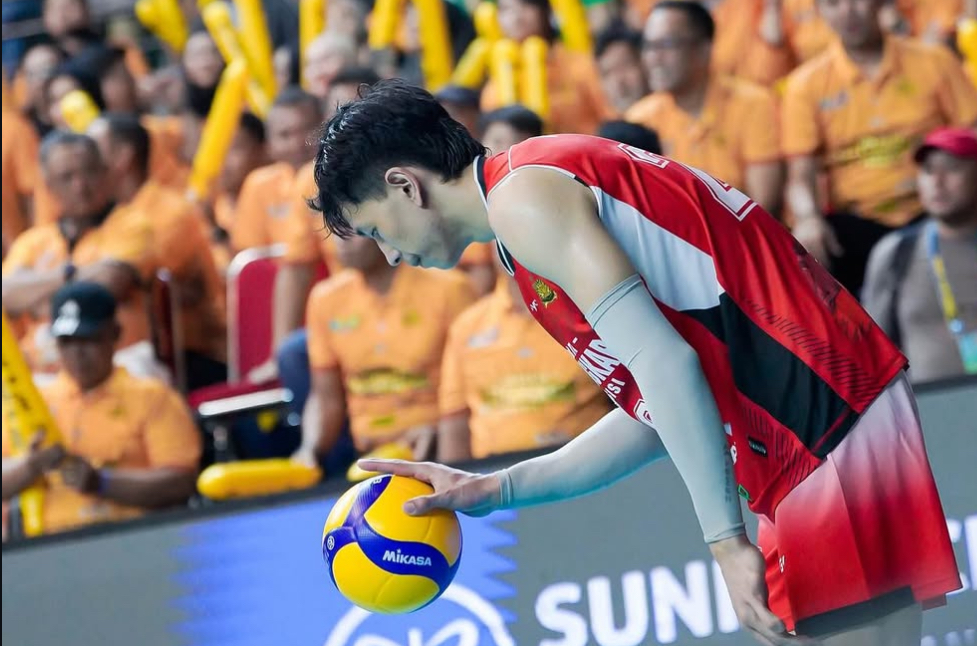 BERSIAP: Farhan Halim bersiap melakukan servicenya ketika bergabung bersama Jakarta Bhayangkara Presisi dalam Proliga 2025. (Instagram: @ieufarhan)