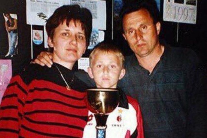 Luka Modric (tengah) saat memakai jaket AC Milan saat kecil.