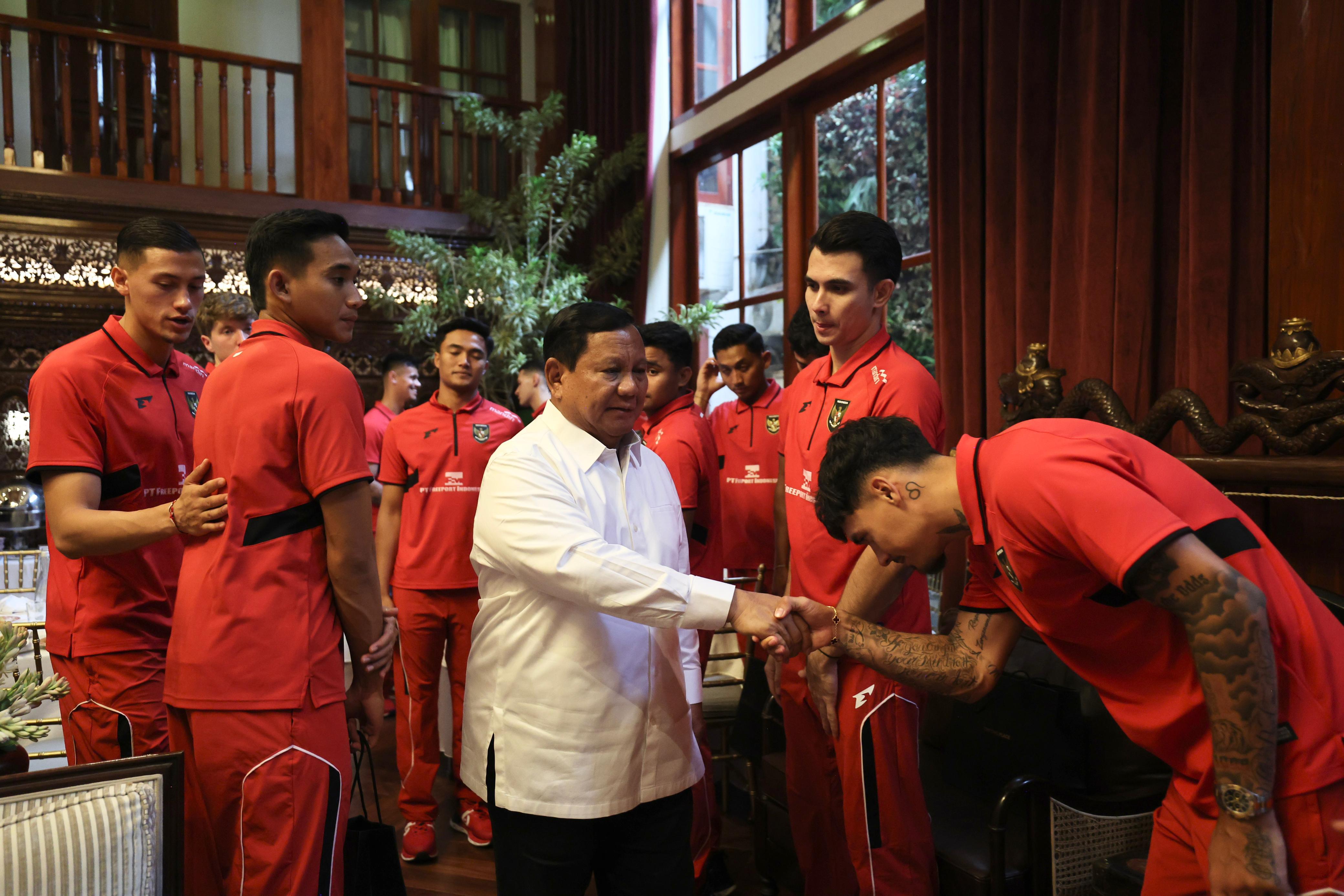 Ketika Presiden Prabowo Langsung Sapa Ole Romeny dan Jay Idzes, Sambut Para Pemain Timnas di Pintu Kediamannya