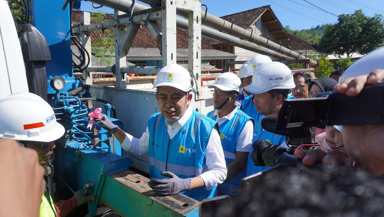 Bupati Jember Gus Fawait bersama jajaran PLN saat menyapa warga saat meluncurkan pemasangan jaringan listrik untuk kawasan Bandealit, Jember, (5/6/2025). (MAULANA/RADAR JEMBER)