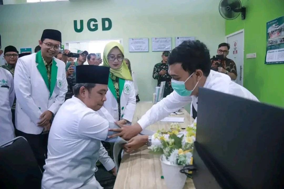 KESEHATAN: Bupati Jember Muhammad Fawait mencoba pelayanan kesehatan di Klinik NU Jember. (DISKOMINFO JEMBER)