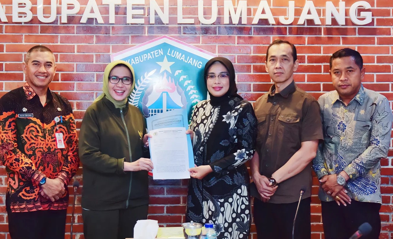 Ketua DPRD Lumajang Oktafiani saat menyerahkan rekomendasi penghentian sementara PT KJB, kemarin