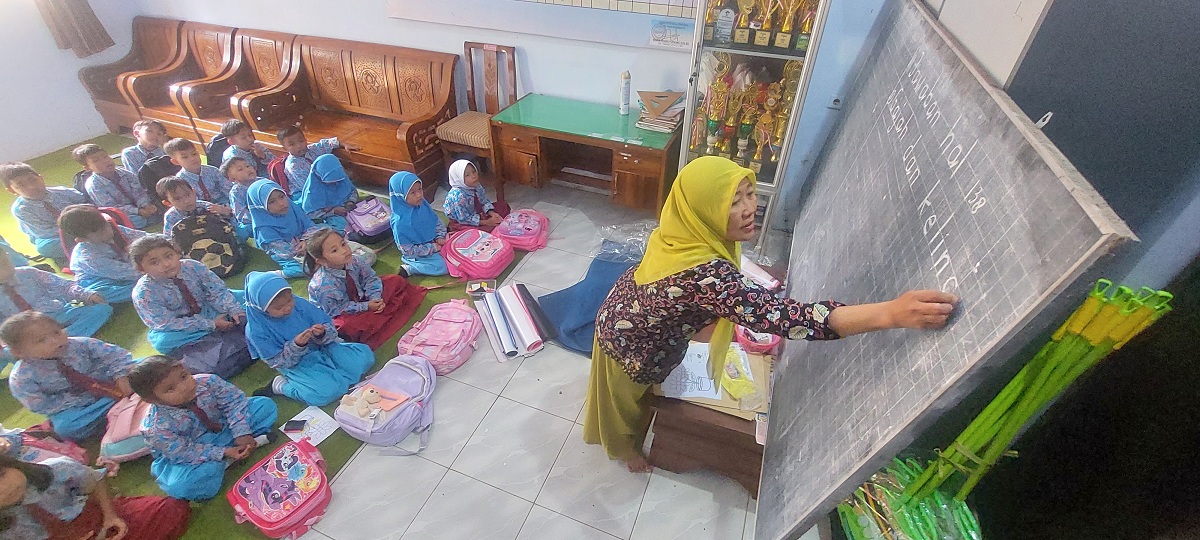 LESEHAN: Siswa kelas 1 SDN Kaliglagah 03, Sumberbaru, mengikuti KBM di ruang kepala sekolah karena gedung sekolah rusak parah. (JUMAI/RADAR JEMBER)