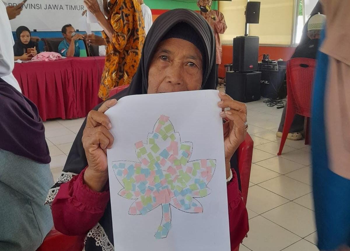KARYA: Salah seorang lansia di Unit Pelaksana Teknis Pelayanan Sosial Tresna Werdha (UPT PSTW) Jember&nbsp;menunjukkan hasil kreasinya. (Dinsos Jatim)
