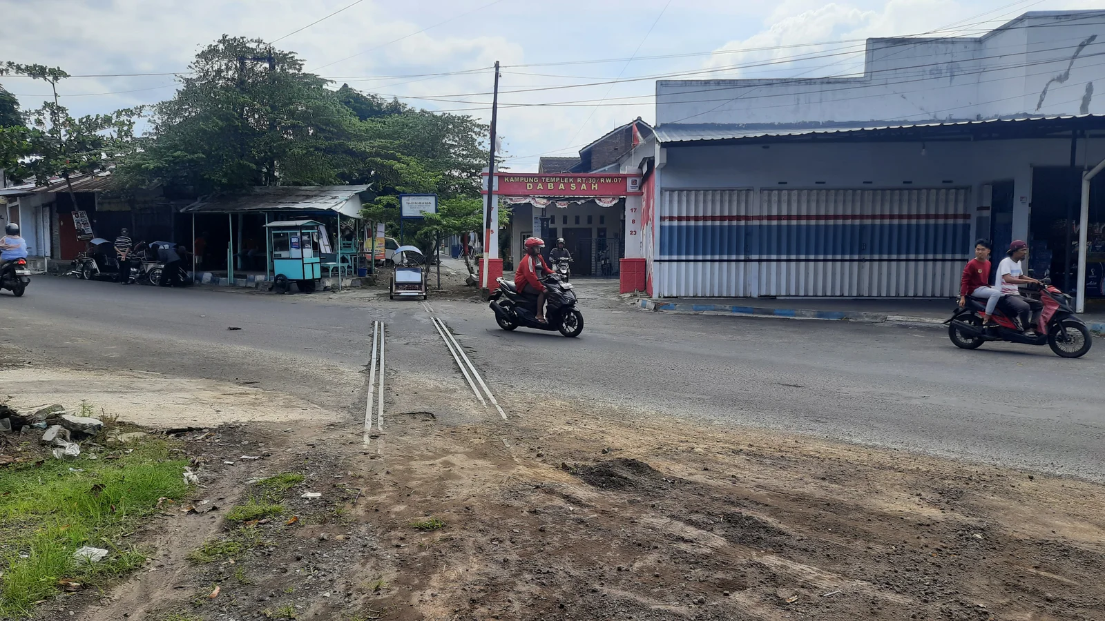 TERBENGKALAI: Salah satu titik kondisi lintasan kereta api di wialayah kota Bondowoso mulai tenggelam tidak terurus.