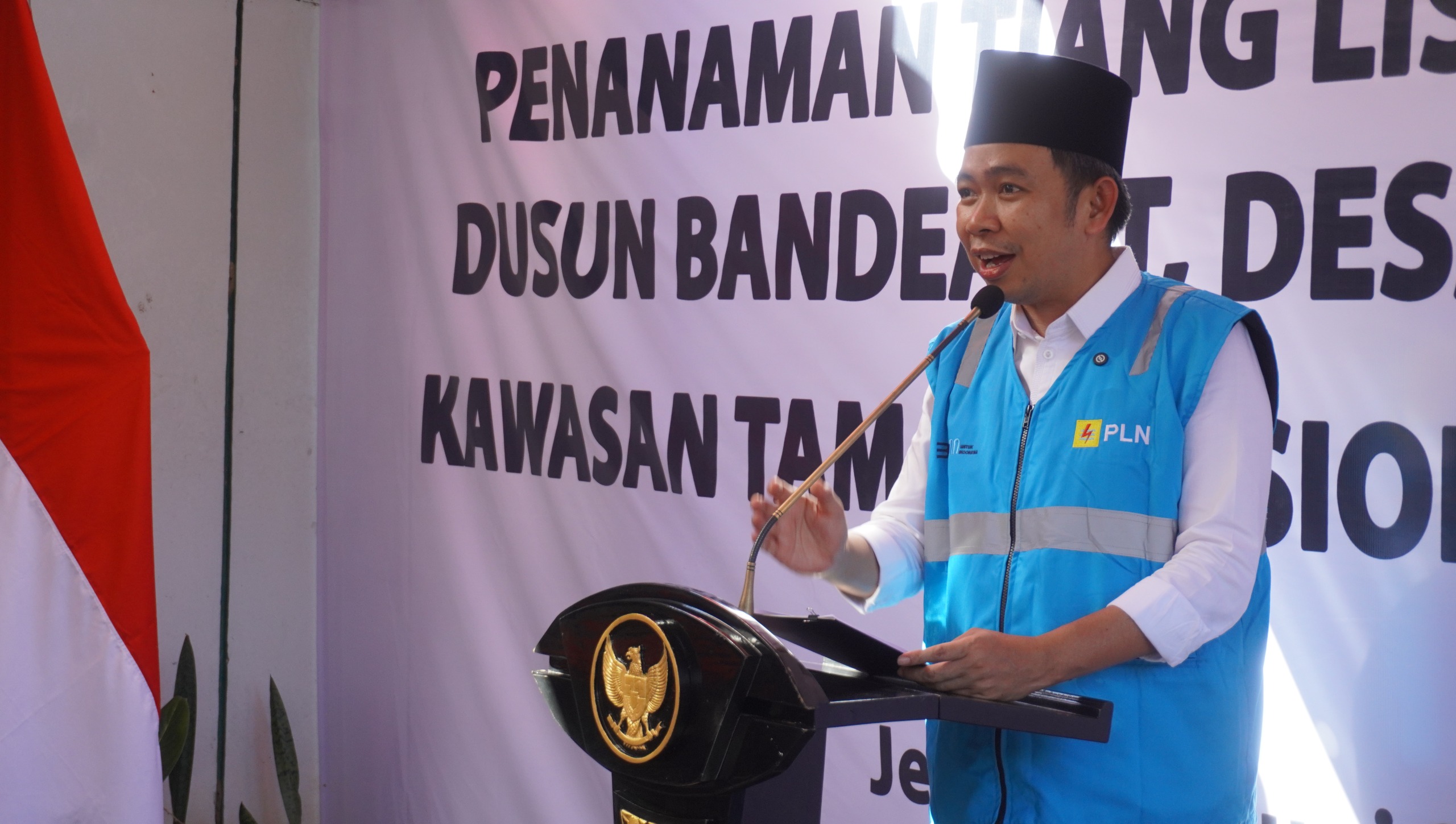Bupati Fawait saat menyampaikan oleh-oleh yang diperolehnya dari hasil ngamen ke sejumlah kementerian di Jakarta. (Maulana/JPRJ)
