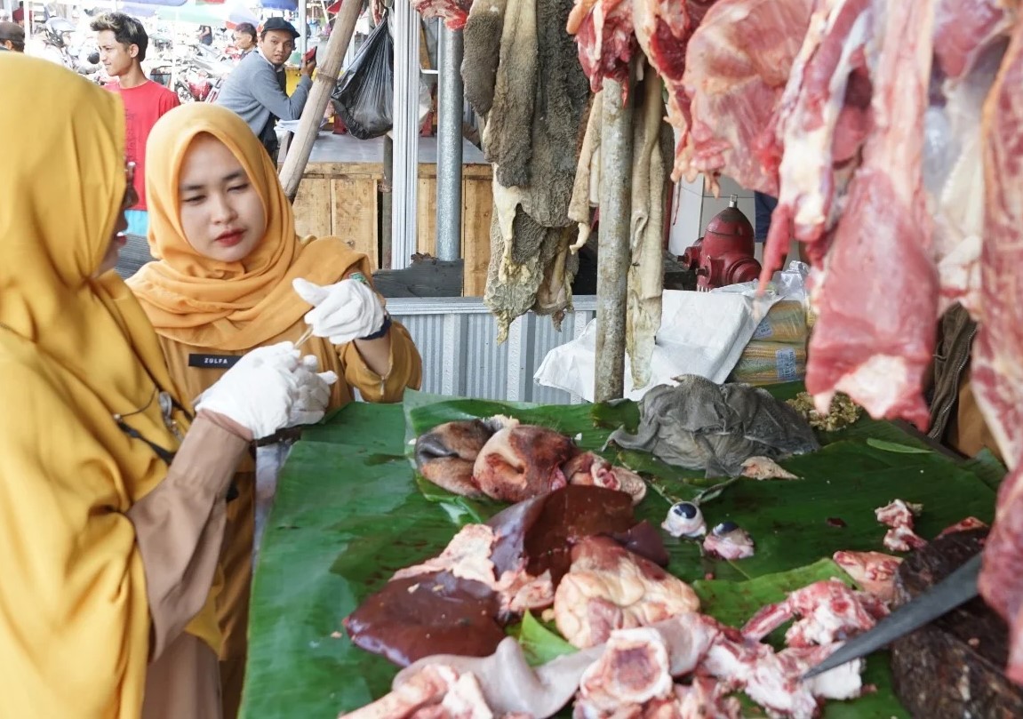 Petugas saat melakukan pengecekan daging sapi di sejumlah pasar untuk menciptakan rasa aman pada pembeli.