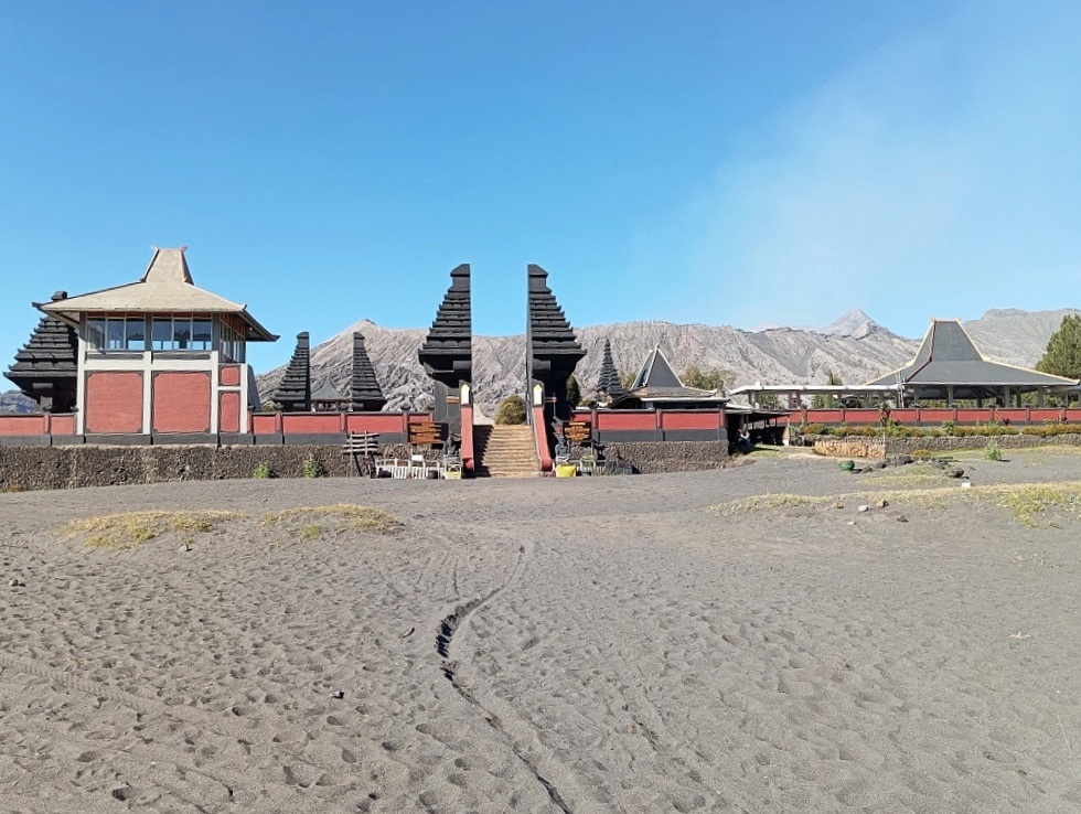 Pura Luhur Poten di Lautan Pasir Bromo, tempat digelarnya Upacara Yadnya Kasada pada 10-11 Juni 2025. (Hidayatullah/Radar Jember)