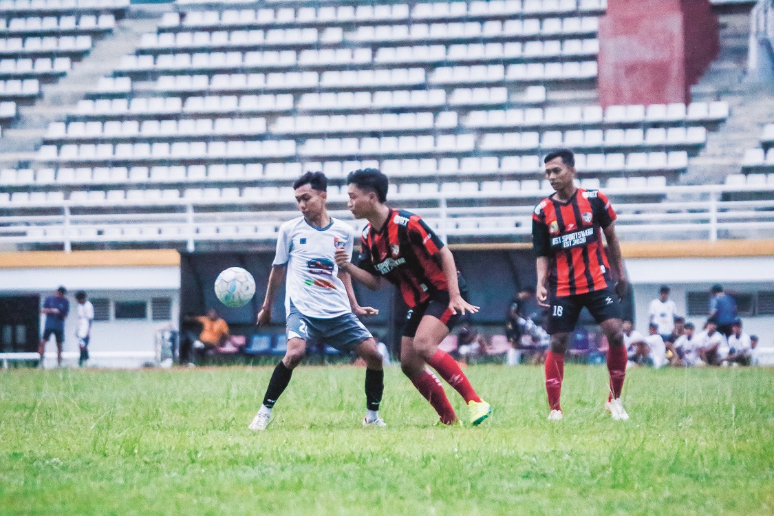 UJI COBA : Tim sepak bola Porprov Jember kembali menggelar laga persahabatan untuk mempersiapkan diri menuju Porprov, kali ini melawan Persijatim FC di Stadion JSG di, kemarin (9/6/2025). (YULIO/RJ)