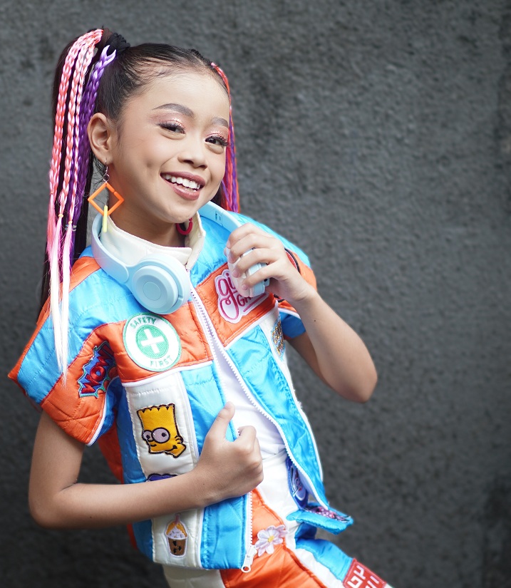 OLAH VOKAL: Siswa SD Al Baitul Amien sekaligus penyanyi cilik, Belva Juraisa Sabian Iswara, telah merilis dua single pada usianya yang baru 9 tahun. (YULIO FA/RADAR JEMBER)