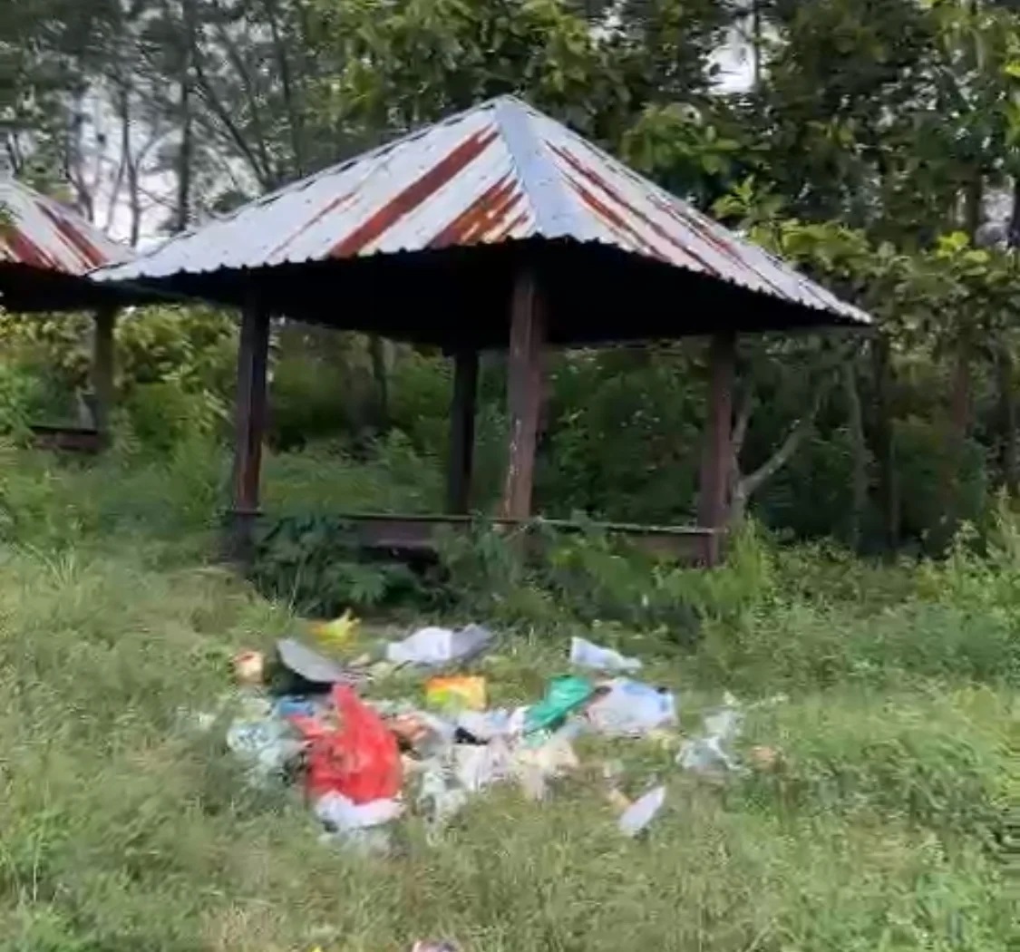 TERBENGKALAI: Potret kondisi Puncak Megasari saat ini, banyak rumput liar, sampah berserakan hingga fasilitas rusak.