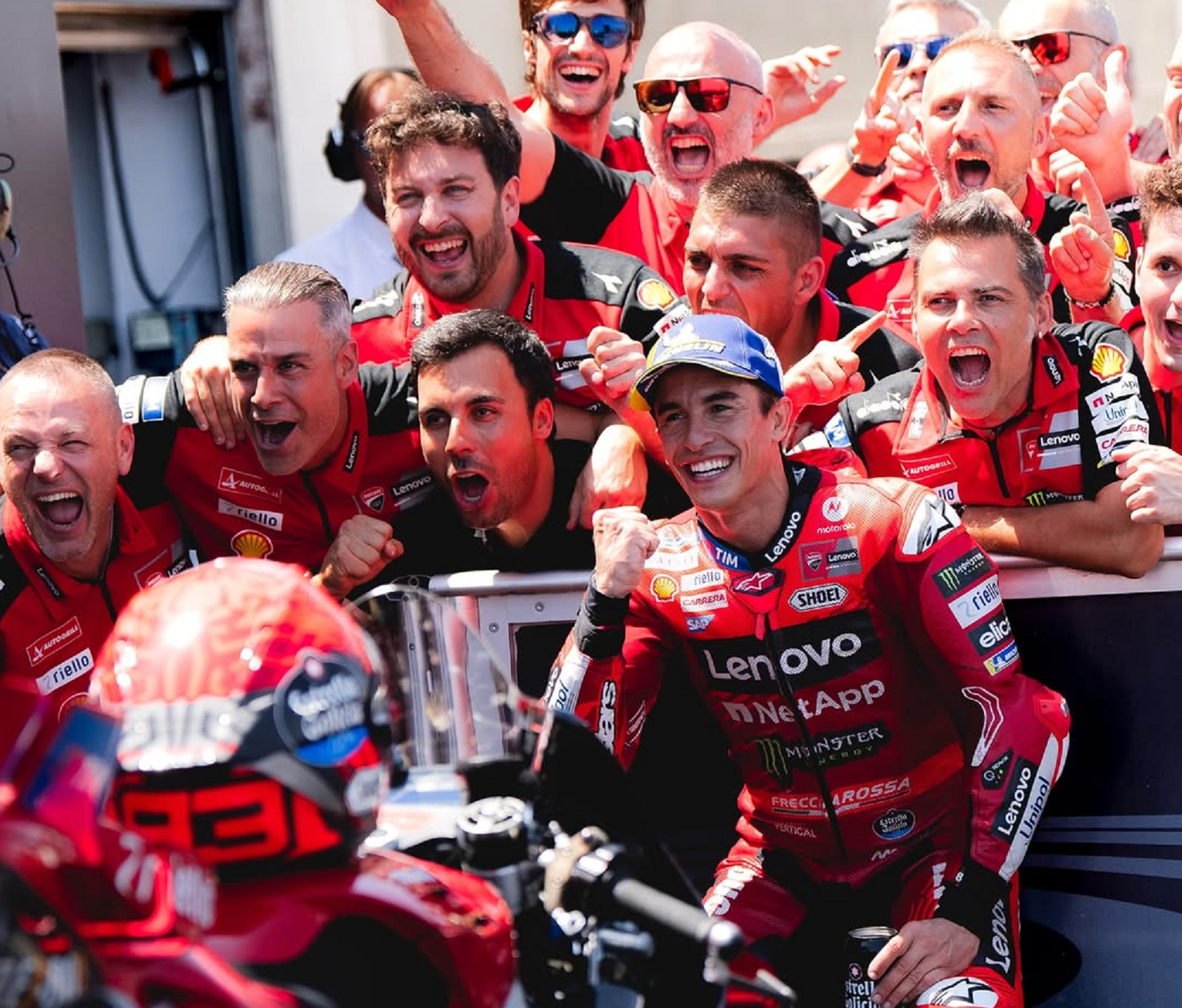 Selebrasi Marc Marquez bersama Tim Lenovo Ducati seusai finis di posisi pertama dalam GP Aragon, Minggu (8/6/2025). (Instagram/marcmarquez93)