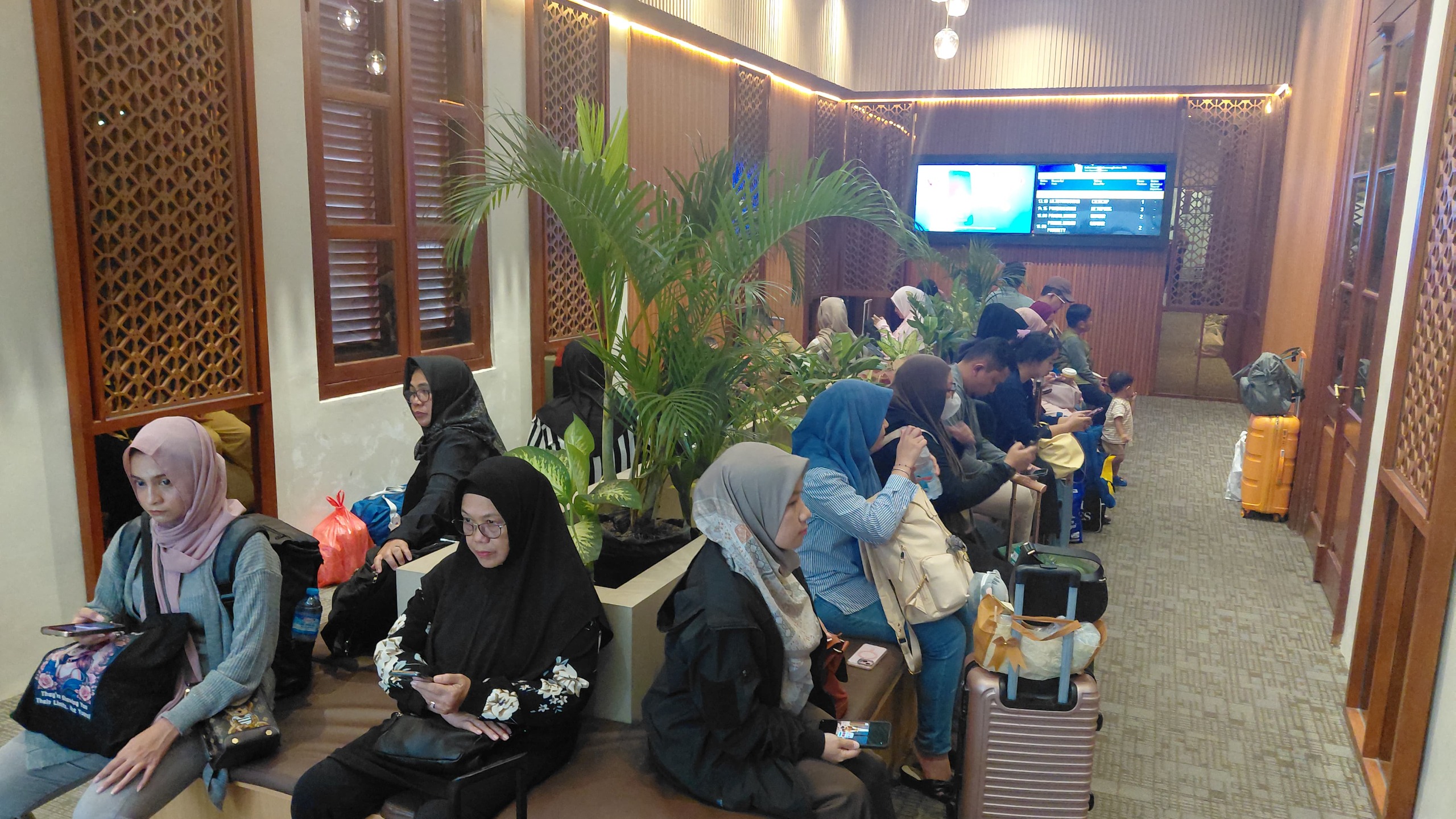 Penumpang KA Mutiara Timur tujuan Surabaya saat menunggu di Ruang Tunggu VIP Stasiun Jember (Foto: 09/06/25) (DOK HUMAS DAOP 9)