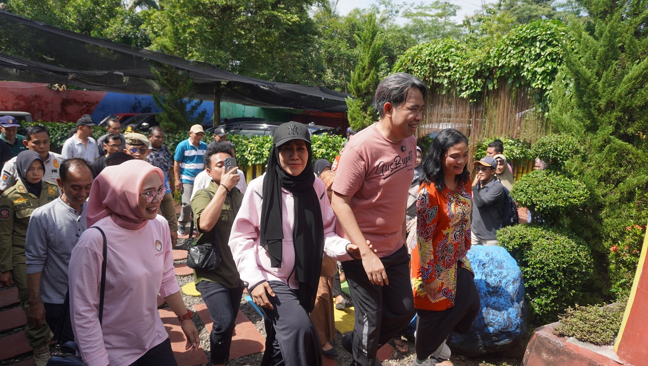 Bupati Fawait saat menyapa warga di Kantor Desa Kramat Sukoharjo, Kecamatan Tanggul, 24 Mei lalu, dalam program Bupati Ngantor di Desa/Kelurahan (Bunga Sesaku). (Maulana/Radar Jember)