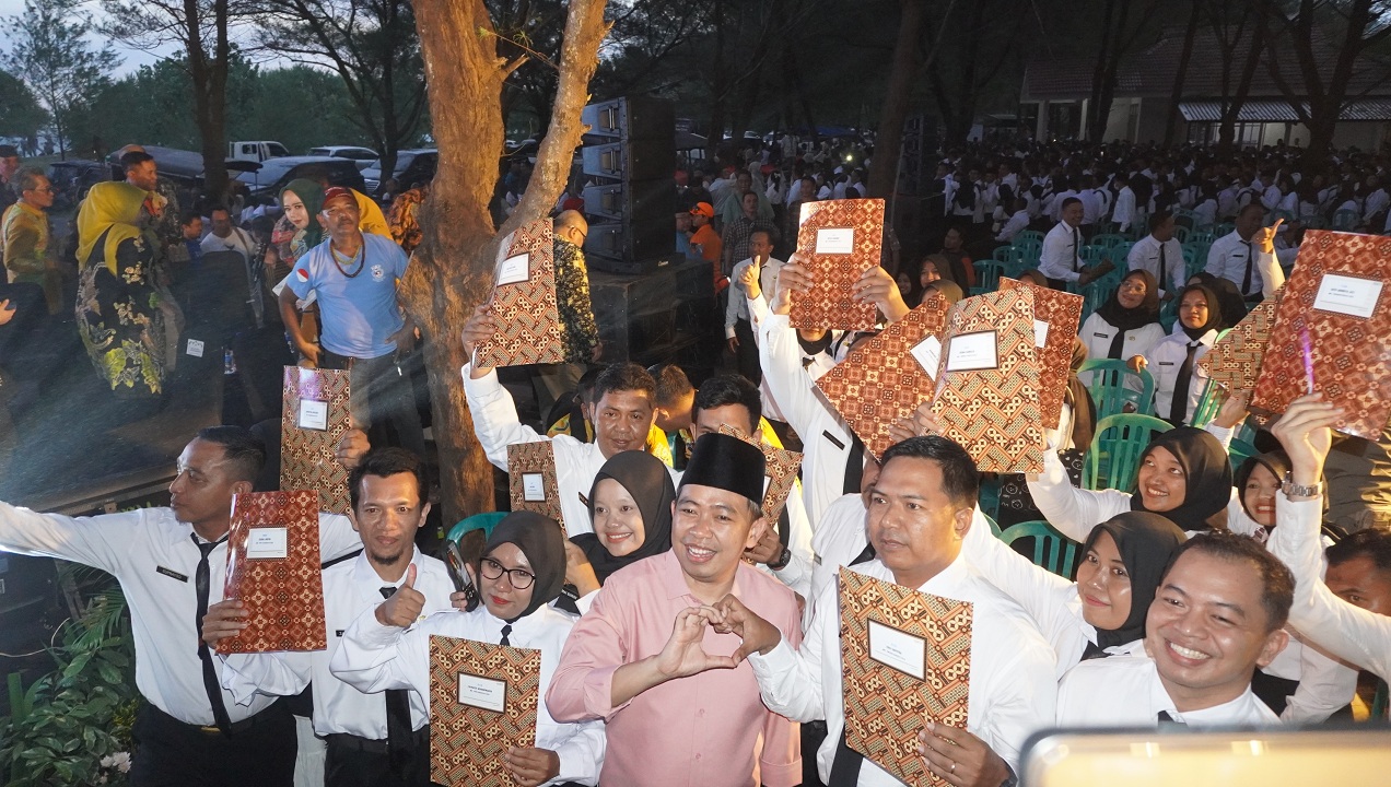 DUKUNG PERAN NAKES: Bupati Fawait usai membagikan SK PPPK (24/5/2025) dan memastikan terkait komitmen pemerintah daerah untuk kesejahteraan nakes. (MAULANA/RADAR JEMBER)