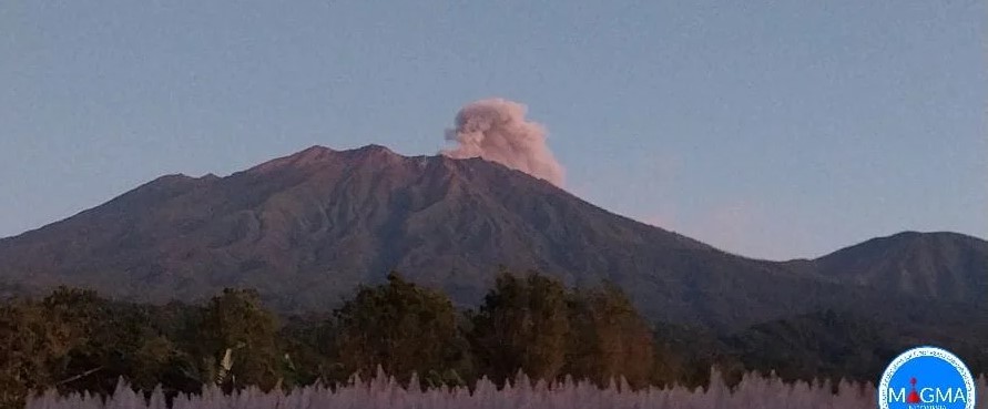 Muntahan abu vulkanik dari gunung raung yang terlihat dari jarak yang cukup jauh